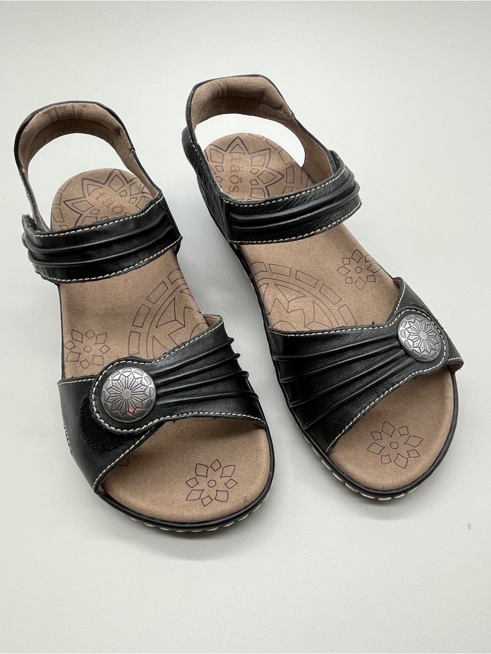 TAOS “ESCAPE” women’s leather wedge heel sandal. Size 7. Black. NWOT never worn.